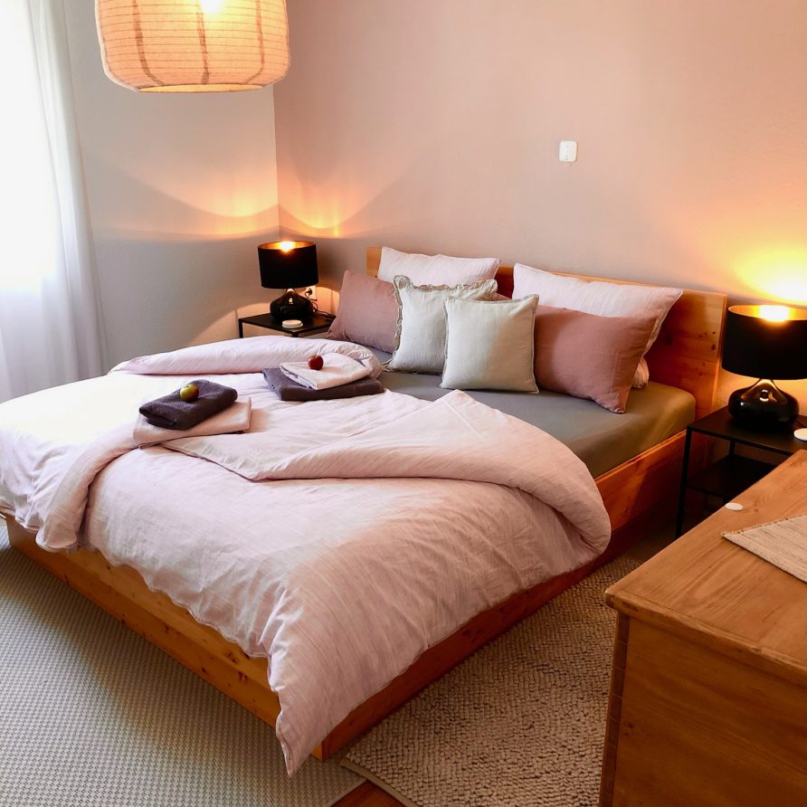 Im Schlafzimmer entspannen und Kraft sammeln: Das gemütliche Doppelbett