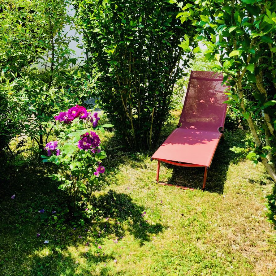 Garten mit Liegebereich im Schatten