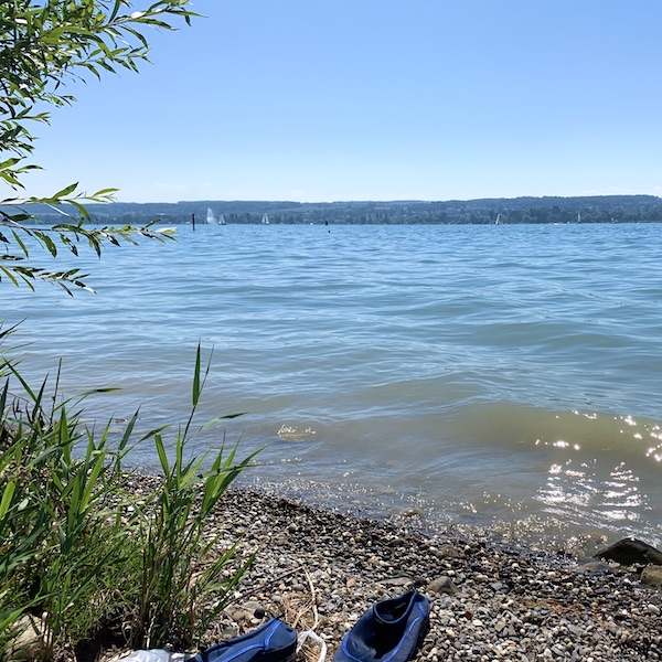 Am Ufer des Bodensees. Urlauben und Seele baumeln lassen am See.