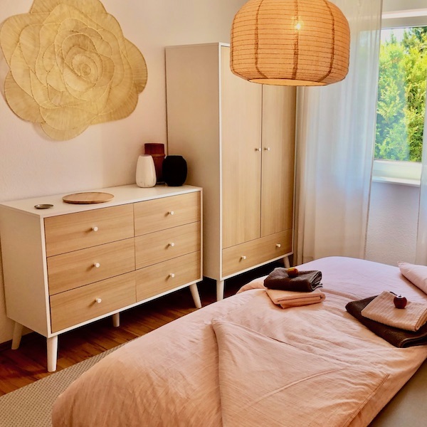 Schlafzimmer mit Kleiderschrank und Kommode