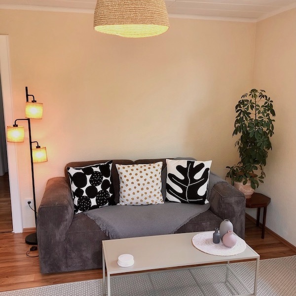 Wohnzimmer mit gemütlichem Sofa zum Ankommen und Entspannen