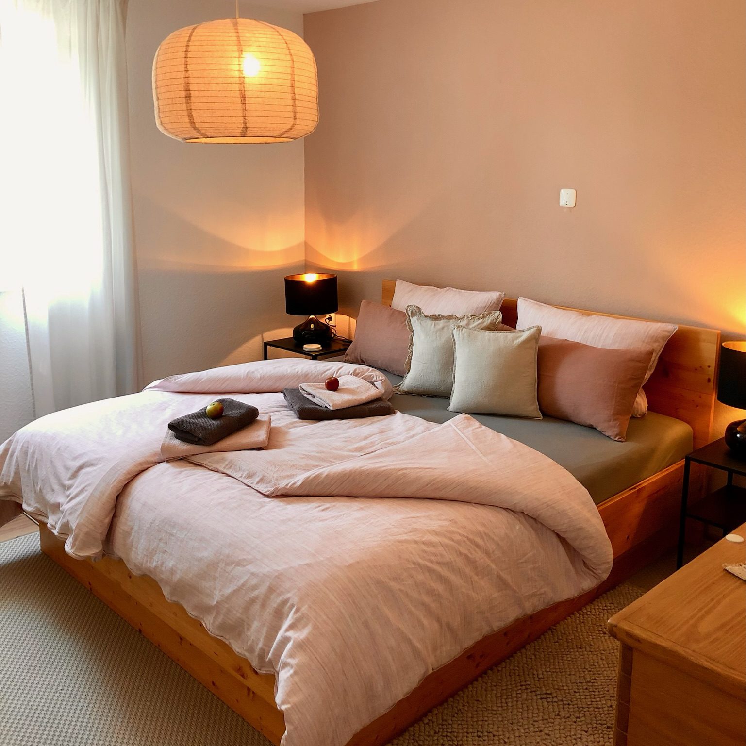 Im Schlafzimmer entspannen und Kraft sammeln: Das gemütliche Doppelbett
